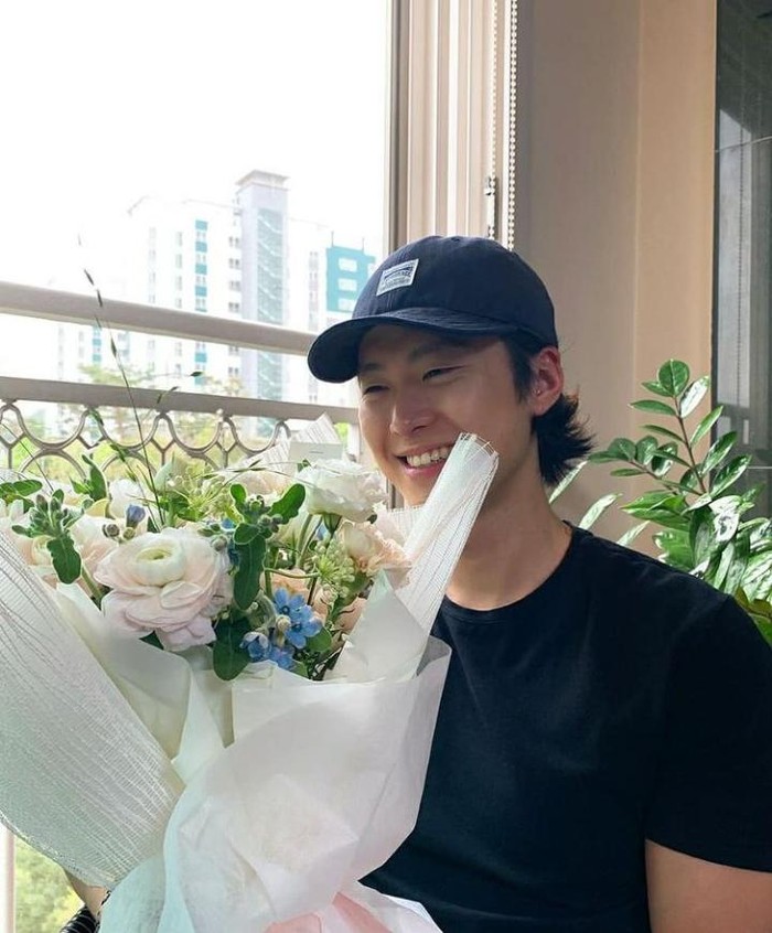 Pose Keren Gong Myun Saat di Depan Food Truck hingga Nongkrong di Resto