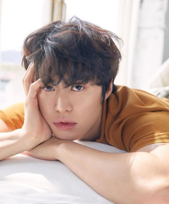 Galeri foto Gongmyun Pose Keren Gong Myun Saat di Depan Food Truck hingga Nongkrong di Resto