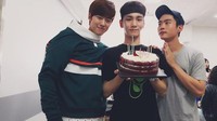 Tak hanya itu, momen manis ketika ulang tahun Kim Kibum juga dibagikan dilengkapi dengan ekspresinya yang begitu bahagia terhadap kue ulang tahun. Foto: Instagram@0myung_0526
