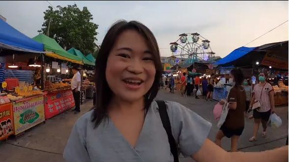 Gokil! Wanita Ini Mukbang Ulat hingga Belalang Goreng di Pasar