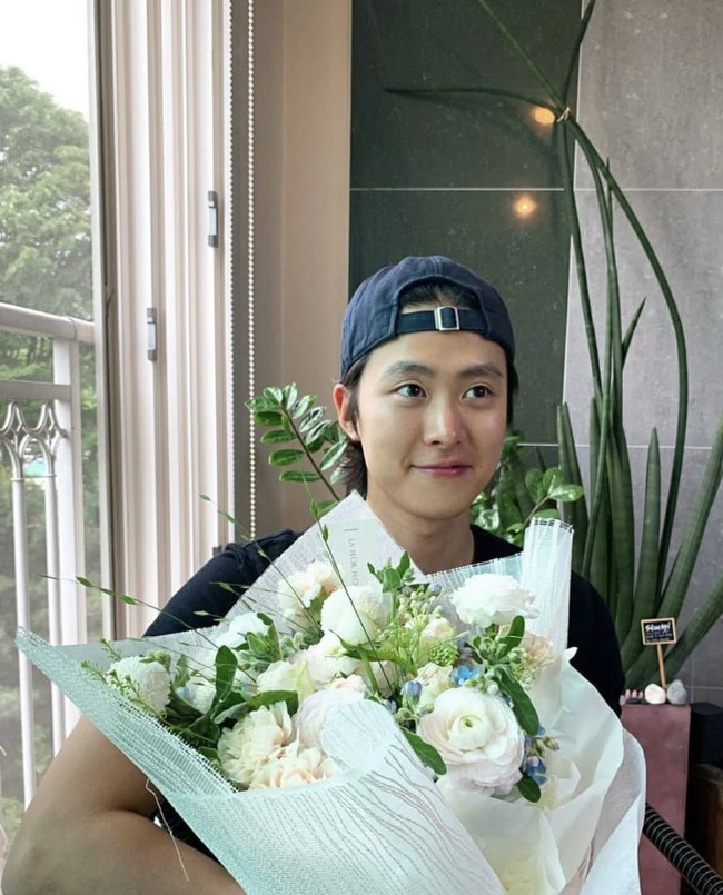 Gong Myung bahkan menjadi peserta program televisi ‘Law of the Jungle’ episode kota Manado, bersama Jin BTS. Terbaru, ia akan membintangi drama Korea Hong Chun Gi tahun ini. Foto: dok. Instagram 0myoung_0526