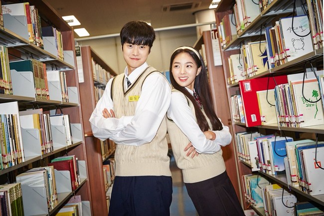 Kyuhyun Super Junior baru saja merilis video klip ‘Coffee’, Selasa (13/4/2021) kemarin. Aktor Gong Myung yang menjadi model video klipnya pun mencuri perhatian. Ia dipasangkan dengan aktris Chae Soo Bin. Foto: dok. SM Entertainment