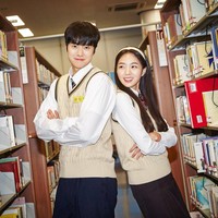 Kyuhyun Super Junior baru saja merilis video klip ‘Coffee’, Selasa (13/4/2021) kemarin. Aktor Gong Myung yang menjadi model video klipnya pun mencuri perhatian. Ia dipasangkan dengan aktris Chae Soo Bin. Foto: dok. SM Entertainment