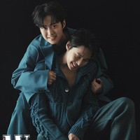 Meski mengambil jalan karier yang berbeda, keduanya menunjukkan dukungan untuk satu sama lain. Pemilik akun Instagram 0myoung_0526 itu kerap mengunggah foto sang adik. Foto: dok. W Korea