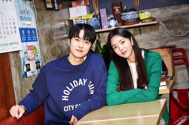 Sebelumnya, Gong Myung dan Chae Soo Bin telah dipasangkan dalam video klip Kyuhyun yang bertajuk ‘Moving On’. Melihat chemistry keduanya, penggemar pun berharap mereka akan dipasangkan dalam drama Korea. Foto: dok. SM Entertainment