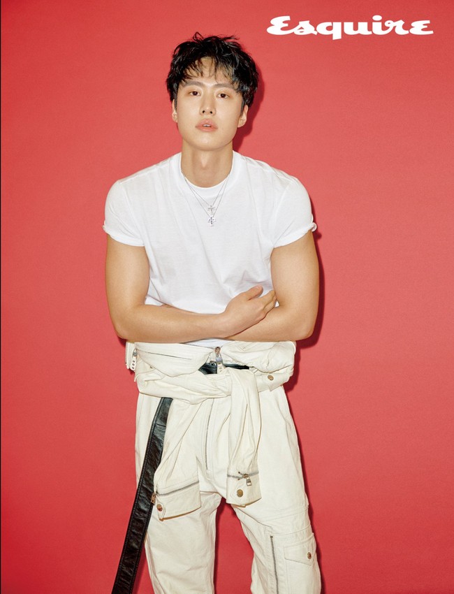 Hingga kini, Gong Myung telah membintangi sejumlah drama Korea yang melambungkan namanya. Seperti Drinking Solo, The Bride of Habaek, dan Be Melodramatic. Foto: dok. Esquire Korea