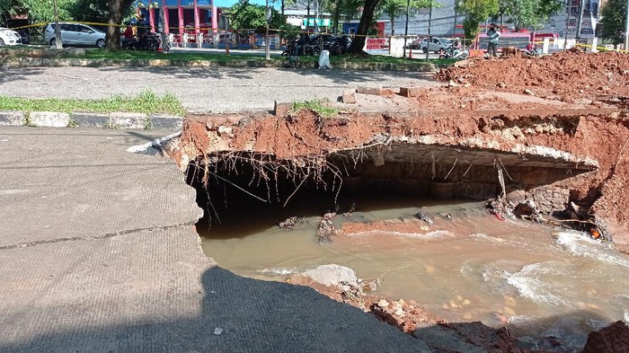 Normalisasi Jalan Boulevard Grand Depok City, Depok, Jawa Barat, yang ambles, Rabu (14/4/2021).