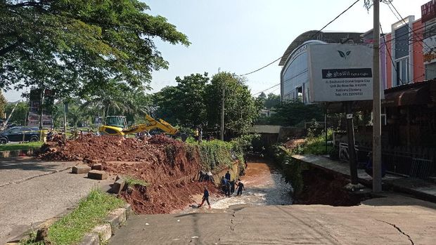 Normalisasi Jalan Boulevard Grand Depok City, Depok, Jawa Barat, yang ambles, Rabu (14/4/2021).