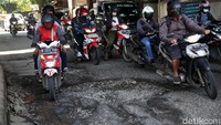 Jalan berlubang ini akan mengganggu kenyamakan pengendara yang melintas.  