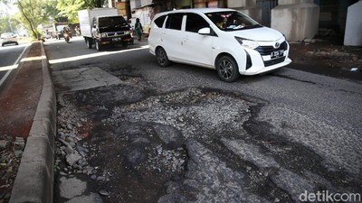 Hati-hati! Jalan I Gusti Ngurah Rai Bekasi Rusak
