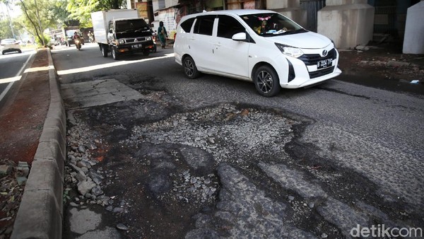 Hati-hati! Jalan I Gusti Ngurah Rai Bekasi Rusak