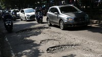 Kondisi jalan ini membahayakan pengendara, terutama di malam hari.