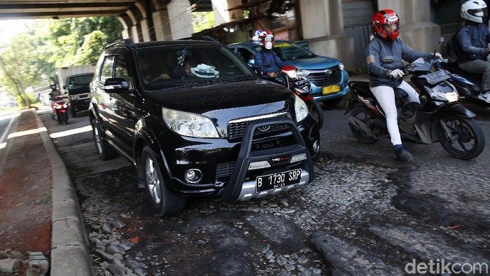 Hati-hati! Jalan I Gusti Ngurah Rai Bekasi Rusak Pengendara mengindari jalan rusak di Jalan I Gusti Ngurah Rai Bekasi arah Jakarta depan Stasiun Cakung Kota Bekasi, Jawa Barat, Rabu (14/4/2021). Jalan rusak dikawasan ini sudah berlangsung beberapa bulan akibat buruknya drainase dan terandam genangan saat hujan.