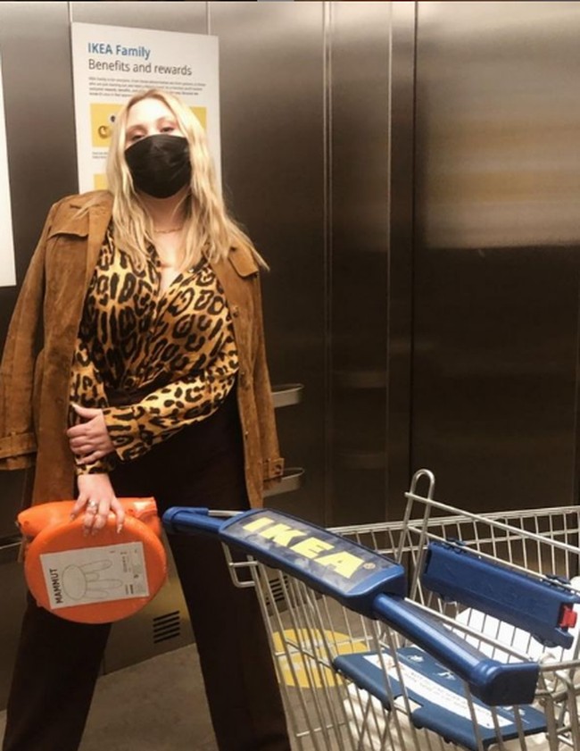 Model 28 tahun ini mengungkap kalau ayahnya, aktor David Hasselhoff, mendukung pilihan kariernya. Hal itulah yang membuatnya percaya diri menampilkan tubuhnya yang tidak seperti model kebanyakan. Foto: Instagram/@hhasselhoff