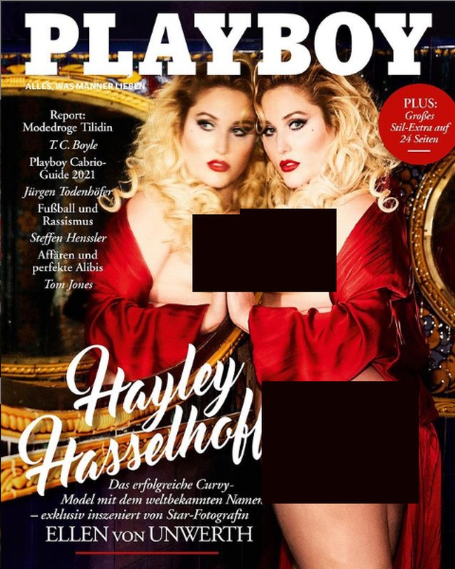 Hayley Hasselhoff berpose mengenakan jubah merah di depan cermin untuk majalah Playboy. Penampilannya tampak glamor dengan pulasan lipstik merah dan rambut ditata bergelombang. Foto: Instagram/@hhasselhoff