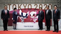 Dari kiri, Presiden Komite Olimpiade Jepang Yasuhiro Yamashita, Gubernur Tokyo Yuriko Koike, Wakil Presiden Komite Penyelenggara Tokyo Toshiaki Endo, Presiden Majelis Metropolitan Tokyo Ryoichi Ishikawa, dan ketua komite khusus tentang langkah-langkah untuk mempromosikan Olimpiade dan Paralimpiade Games of Tokyo Metropolitan Assembly Kunihiko Koyama, berpose dengan maskot resmi untuk Olimpiade dan Paralimpiade Tokyo di gedung Pemerintah Metropolitan Tokyo, Rabu (14/4/2021) waktu setempat.  