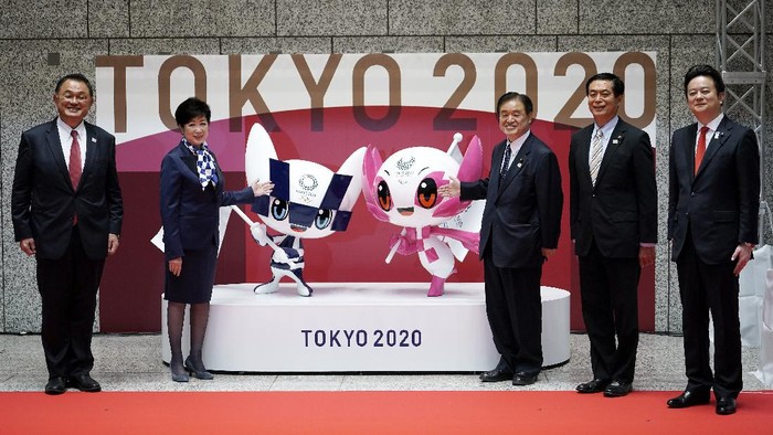 From left, Japan Olympic Committee president Yasuhiro Yamashita, Tokyo Gov. Yuriko Koike, Tokyo 2020 Organizing Committee Vice-president Toshiaki Endo, Ryoichi Ishikawa, Tokyo Metropolitan Assembly president, and Kunihiko Koyama, chairperson of special committee on measures to promote The Olympic and Paralympic Games of Tokyo Metropolitan Assembly, pose with the unveiled statues of Miraitowa, left, and Someity, official mascots for the Tokyo 2020 Olympics and Paralympics, to mark 100 days before the start of the Olympic Games at the Tokyo Metropolitan Government building Wednesday, April 14, 2021, in Tokyo. (AP Photo/Eugene Hoshiko, Pool)