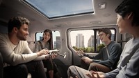 Sentuhan desain yang unik berlanjut pada sisi di mana jendela melebar lebih rendah dari mobil biasanya. Pendekatan desain yang luas dan terbuka ini terinspirasi oleh pendekatan arsitektur tradisional hanok dari Korea - yang memungkinkan para penumpang untuk seolah-olah merasakan langsung pemandangan bagian luar sebagai bagian dari sisi interior kendaraan. Foto: Hyundai