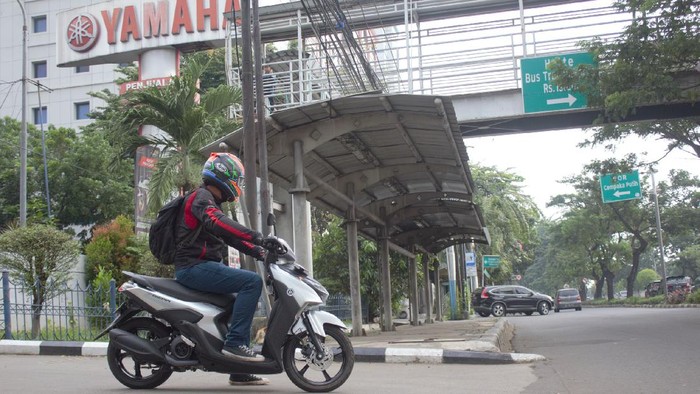 Ilustrasi berkendara motor saat bulan puasa