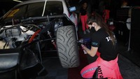 Tim ini mengenakan hitam dan celana merah muda untuk balapan saat mereka dengan cermat mengisi ulang tangki bensin, memeriksa bagian-bagian mesin dan mengukur tekanan ban mobil, yang dapat melaju secepat 134 mph (215 kpj).  