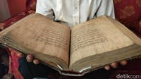 Dilihat detikcom, Alquran kuno itu memiliki panjang sekitar 40 sentimeter dengan lebar 30 sentimeter. Kondisi Alquran kuno itupun sudah mulai usang. Kertas yang terbuat dari kulit pohon juga tampak menguning dan mulai rusak, namun serat dari kulit pohon masih sangat terasa saat Alquran itu disentuh.