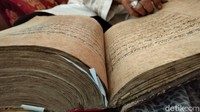Ridwan sapaan akrabnya menceritakan, awalnya Alquran tersebut disimpan oleh nenek dan orang tuanya secara turun-temurun. Namun sejak orang tuanya meninggal dunia enam tahun lalu, Alquran bersejarah itu diwariskan dan mulai Ia simpan.