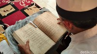 Meski sudah berusia ratusan tahun namun Alquran itu masih tetap dibaca. Hanya kata Ridwan, Alquran itu dibaca pada momen-momen tertentu, seperti di bulan Ramadhan ini.