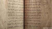 Karena usianya yang sudah ratusan tahun ada beberapa lembar Alquran yang telah diganti menggunakan kertas baru karena kondisinya yang sudah rusak parah.