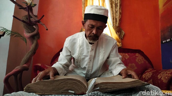Ini Penampakan Alquran Kuno Berusia 363 Tahun di Majalengka Desa Pagaraji, Kecamatan Maja, Kabupaten Majalengka menyimpan sebuah Alquran kuno yang sudah berusia 363 tahun. Mushaf itu ditulis tangan di atas sebuah kulit pohon.