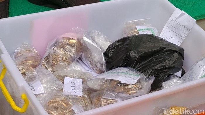 Jaksa melakukan eksekusi 17 kg perhiasan emas senilai Rp 5,6 M dari kantor Pegadaian Kota Pekalongan, Rabu (14/4/2021).