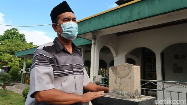 Jam bancet atau jam matahari di MasjidSabilurrosya'ad, Bantul, Rabu (14/4/2021).