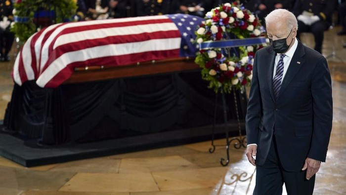 President Joe Biden walks from the podium after speaking during a ceremony to honor slain U.S. Capitol Police officer William 