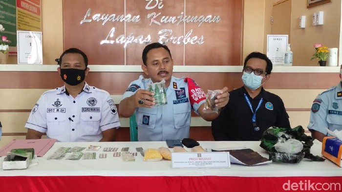 Kalapas Brebes Isnawan menunjukkan barang bukti pil psikotropika yang ditemukan di area lapas
