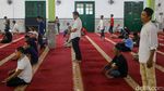Khusyuk Beribadah di Masjid Bersejarah Al-Makmur Tanah Abang