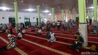 Sejumlah umat muslim melakukan ibadah Shalat di Masjid Al-Makmur, Tanah Abang, Jakarta, Rabu (14/4/2021). 