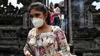Biasanya Perayaan Galungan juga dibarengi dengan upacara keagamaan lainnya, mulai dari Hari Tumpek Wariga (Pengatag) yang dilaksanakan 25 hari sebelum perayaan hari Galungan. Lalu, Kliwon Wuku Wariga, di mana seluruh umat Hindu melakukan persembahan kepada Sang Hyang Sangkara yang memiliki arti manifestasi Tuhan sebagai dewa Kemakmuran dan Keselamatan untuk tumbuh-tumbuhan.  