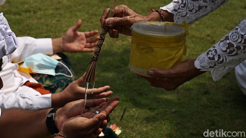 Umat Hindu melakukan ritual perayan Hari Galungan di kawasan Pura Dalem Purnajati, Jakarta Utara, Rabu (14/4).