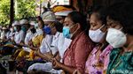 Khusyuknya Umat Hindu Saat Berdoa di Perayaan Galungan
