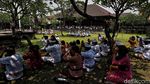 Khusyuknya Umat Hindu Saat Berdoa di Perayaan Galungan