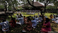 Dharma memiliki arti kebenaranan di dalam diri manusia. Kemudian kebahagiaan dapat diraih tatkala memiliki kemampuan untuk menguasai kebenaran.  