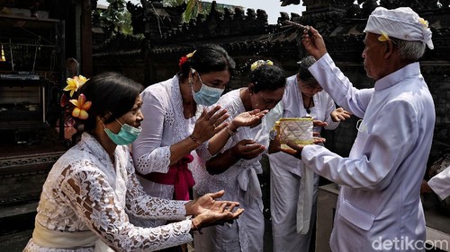 Umat Hindu melakukan ritual perayan Hari Galungan di kawasan Pura Dalem Purnajati, Jakarta Utara, Rabu (14/4).
