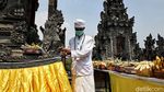 Khusyuknya Umat Hindu Saat Berdoa di Perayaan Galungan