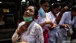 Khusyuknya Umat Hindu Saat Berdoa di Perayaan Galungan