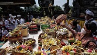 Bagi umat Hindu yang memiliki anggota keluarga yang berstatus mapendem atau sudah meninggal maka mereka harus membawakan benten ke pemakaman.
