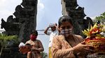Khusyuknya Umat Hindu Saat Berdoa di Perayaan Galungan