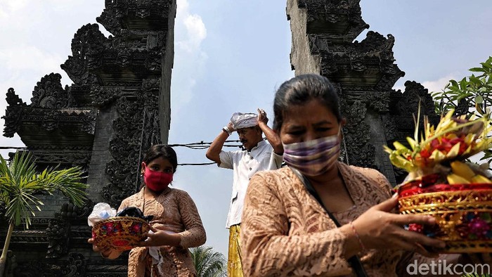 Khusyuknya Umat Hindu Saat Berdoa di Perayaan Galungan Umat Hindu melakukan ritual perayan Hari Galungan di kawasan Pura Dalem Purnajati, Jakarta Utara, Rabu (14/4).