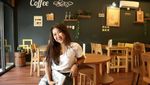 Disebut Mirip Adul, Ini Momen Kiky Saputri Saat Ngemil dan Ngopi di Kafe