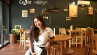 Pergi ke kafe lainnya, Kiky Saputri lagi-lagi berpose di sana. Sepertinya Kiky habis menikmati es kopi nih! Foto: Instagram @kikysaputrii