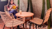 Kiky Saputri tampaknya senang mengunjungi kafe cantik. Ini momennya di salah satu kafe Instagramable sambil membaca buku dan menikmati segelas es kopi susu. Foto: Instagram @kikysaputrii