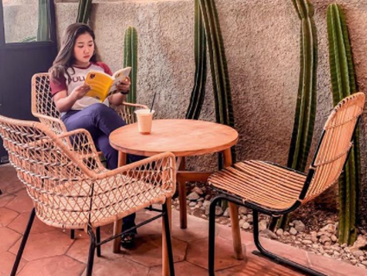 Disebut Mirip Adul, Ini Momen Kiky Saputri Saat Ngemil dan Ngopi di Kafe